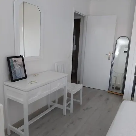 White Light Terrace Flat 아파트 알보르